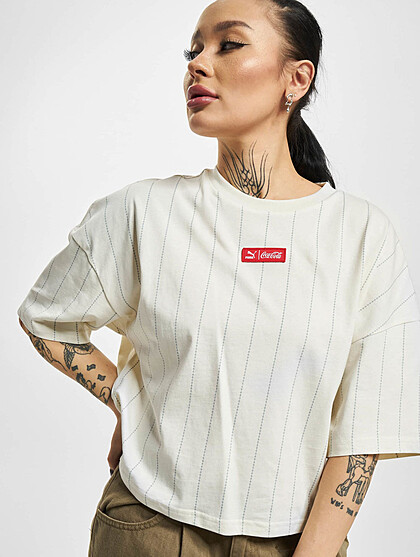 Puma Damen Coca Cola Relaxed T-Shirt mit Rundhals und Logo-Patch ivory beige