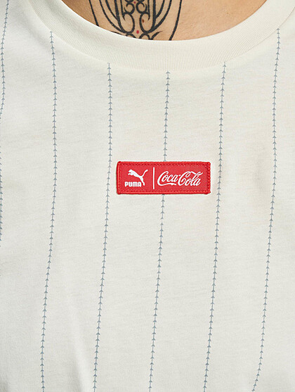 Puma Damen Coca Cola Relaxed T-Shirt mit Rundhals und Logo-Patch ivory beige