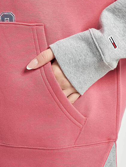 Tommy Jeans Damen Hoodie mit Vintage College Print und Kngurutasche rosa grau